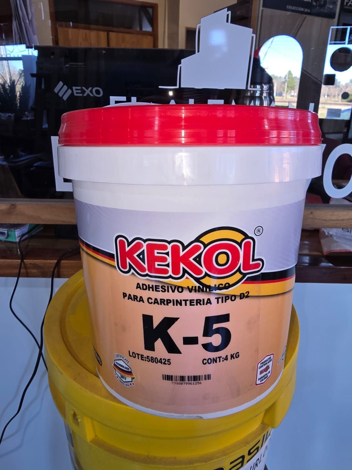 Un cubo de Kekol K-5 está sobre una mesa.