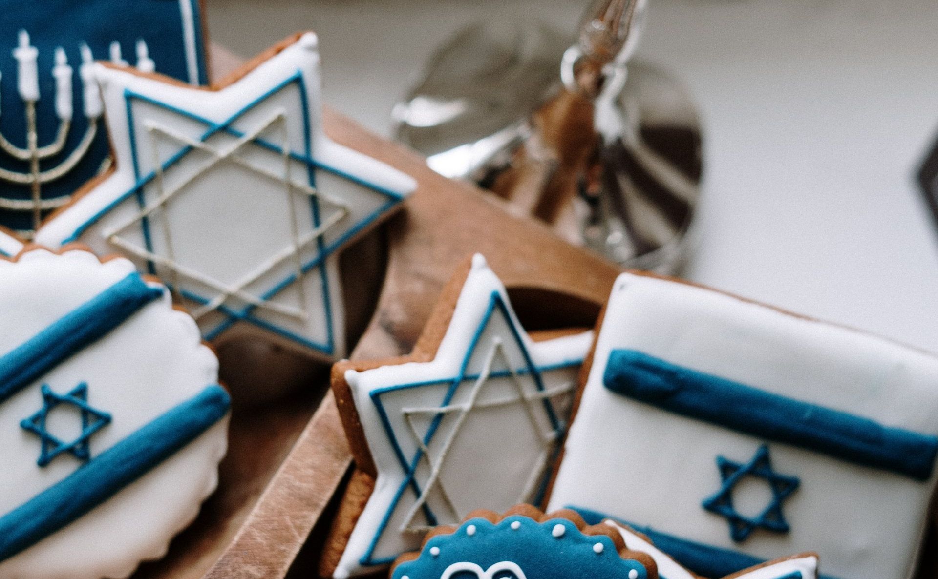 Cookies decorated with Star of David and Israeli flag designs.