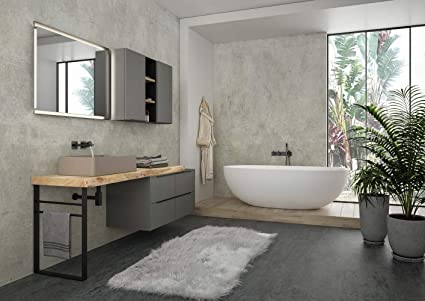 Bagno moderno con mobili grigi, piano di lavoro in legno, vasca bianca e ampia finestra.