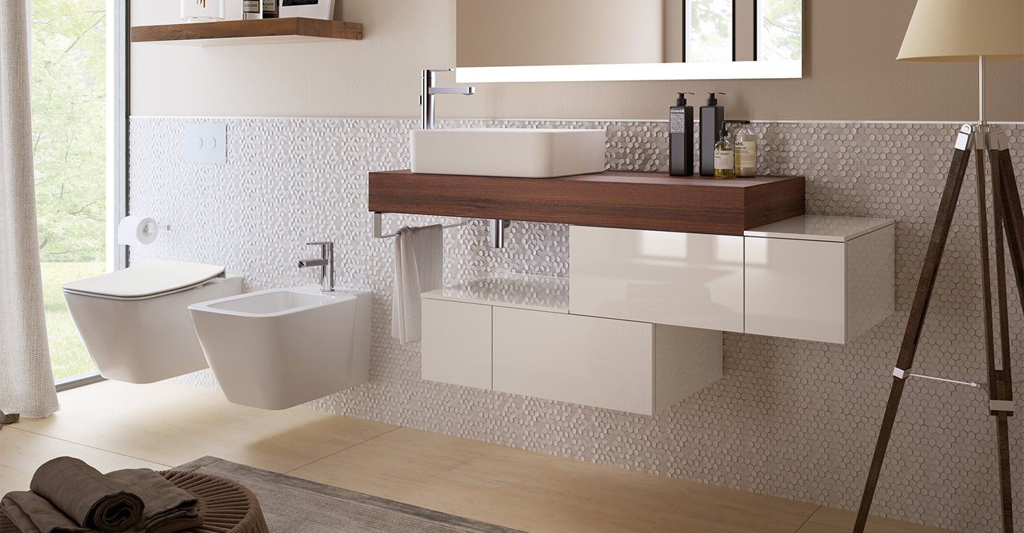 Bagno moderno con WC sospeso, bidet, mobile lavabo con piano in legno e parete bianca testurizzata.