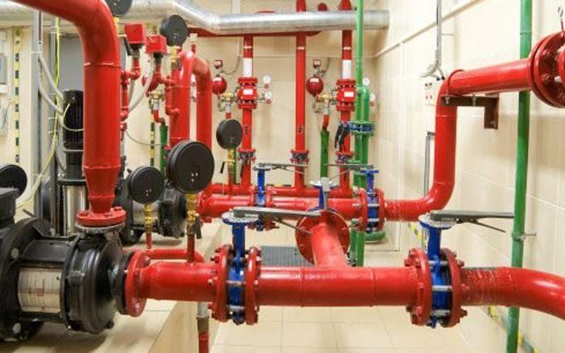 Tubi e valvole del sistema antincendio rosso in una sala macchine.