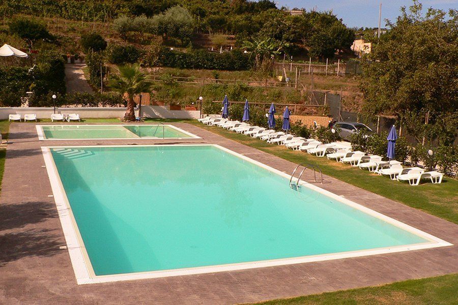 Piscina in mezzo al verde