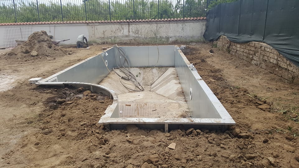 Piscina interrata quasi conclusa