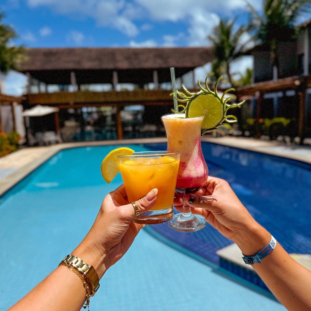 Um grupo de pessoas está fazendo exercícios em uma piscina.