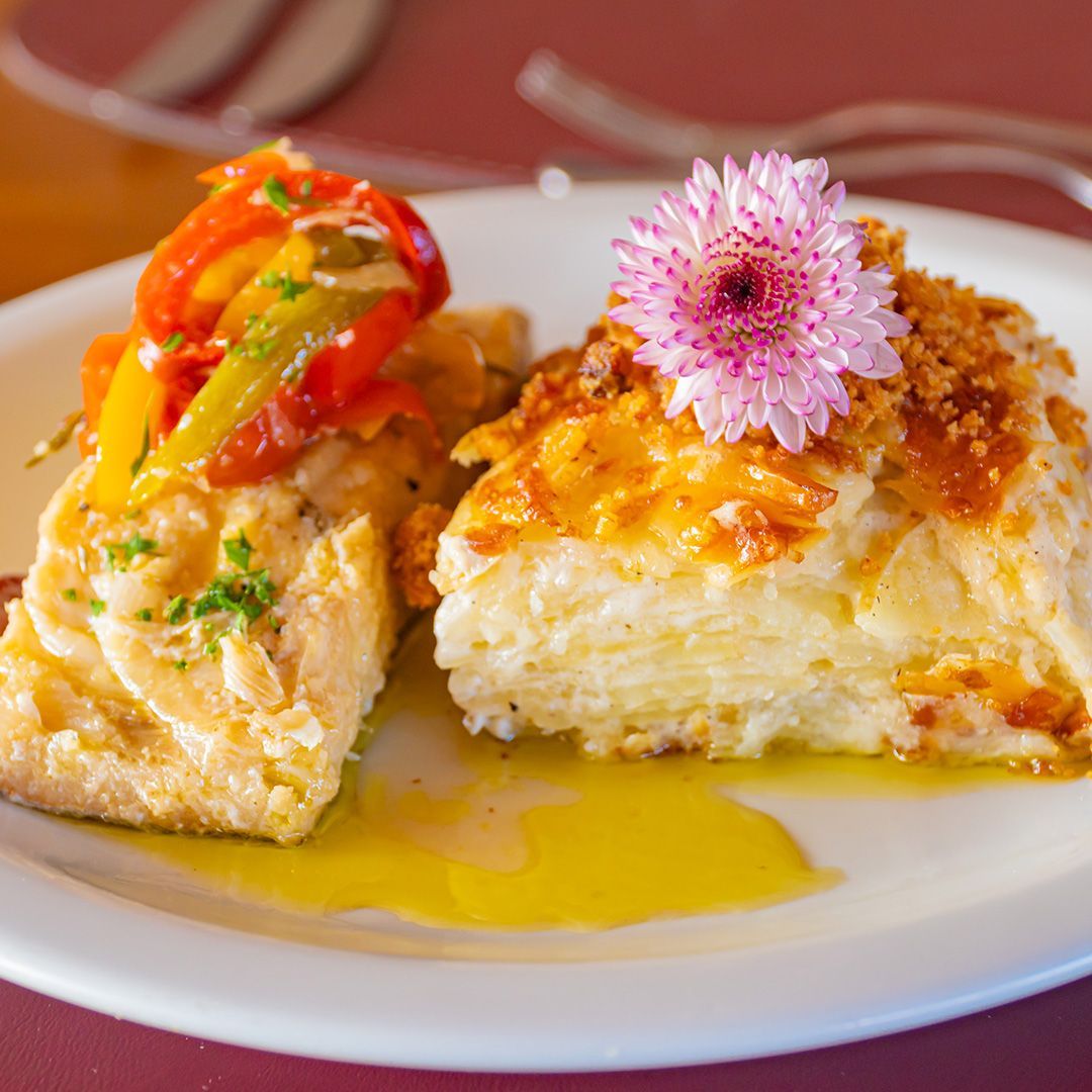 Um homem de camisa azul segura um microfone em frente a uma parede colorida.