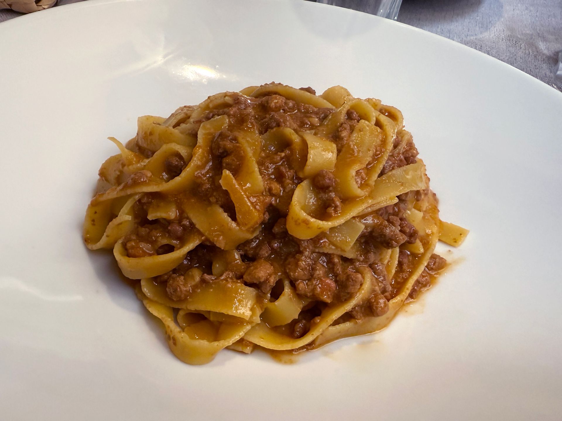 Pasta al ragù su un piatto bianco.