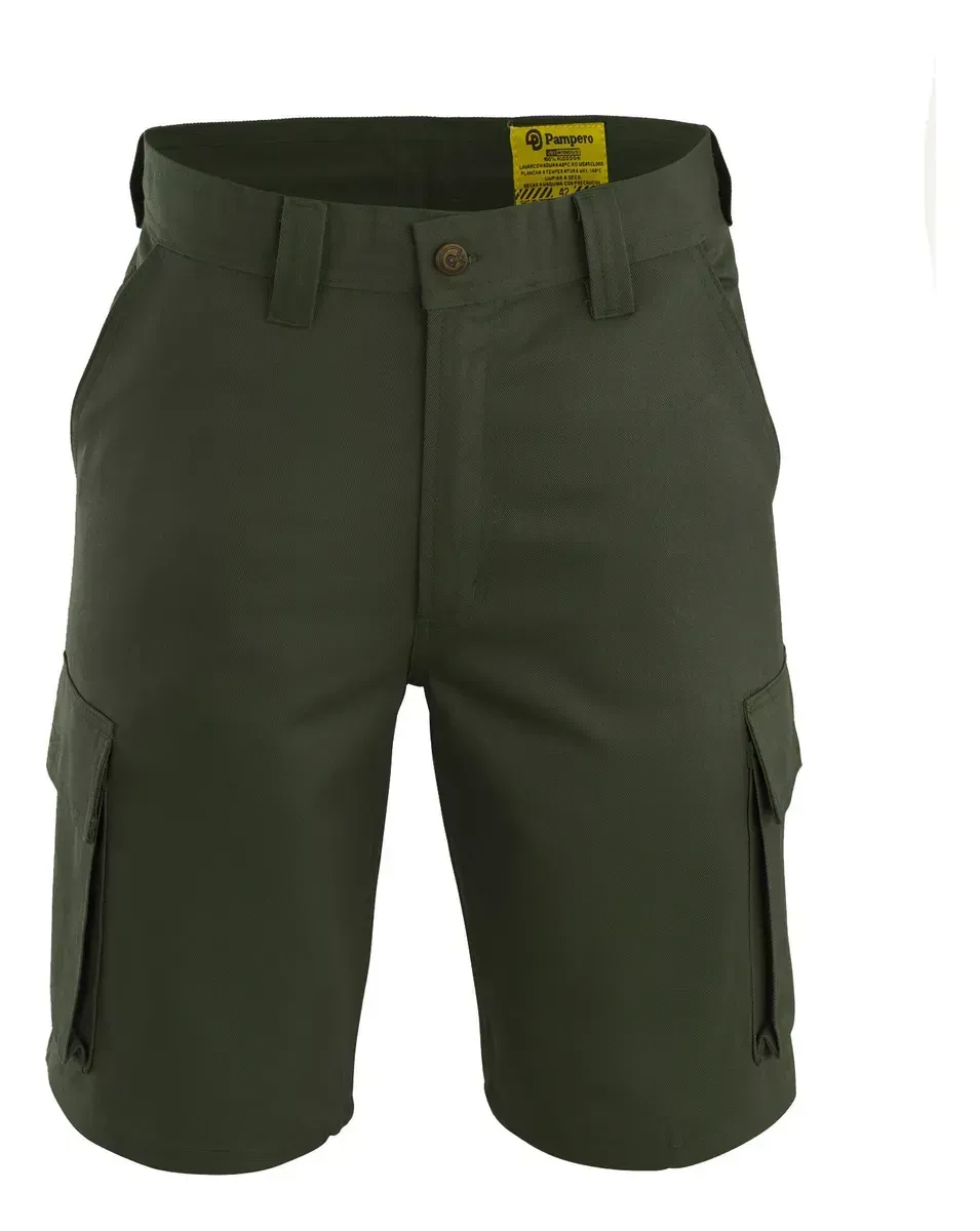 Un par de pantalones cortos de color caqui con una etiqueta amarilla.