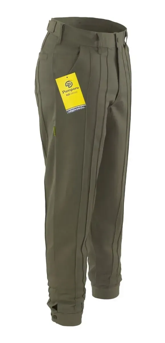 Un par de pantalones color caqui con una etiqueta amarilla.