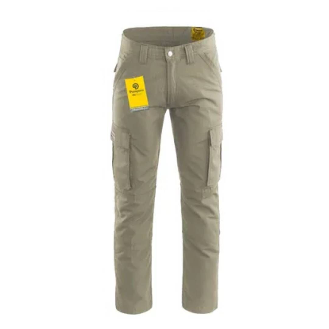 Un par de pantalones cargo color caqui con una etiqueta amarilla.