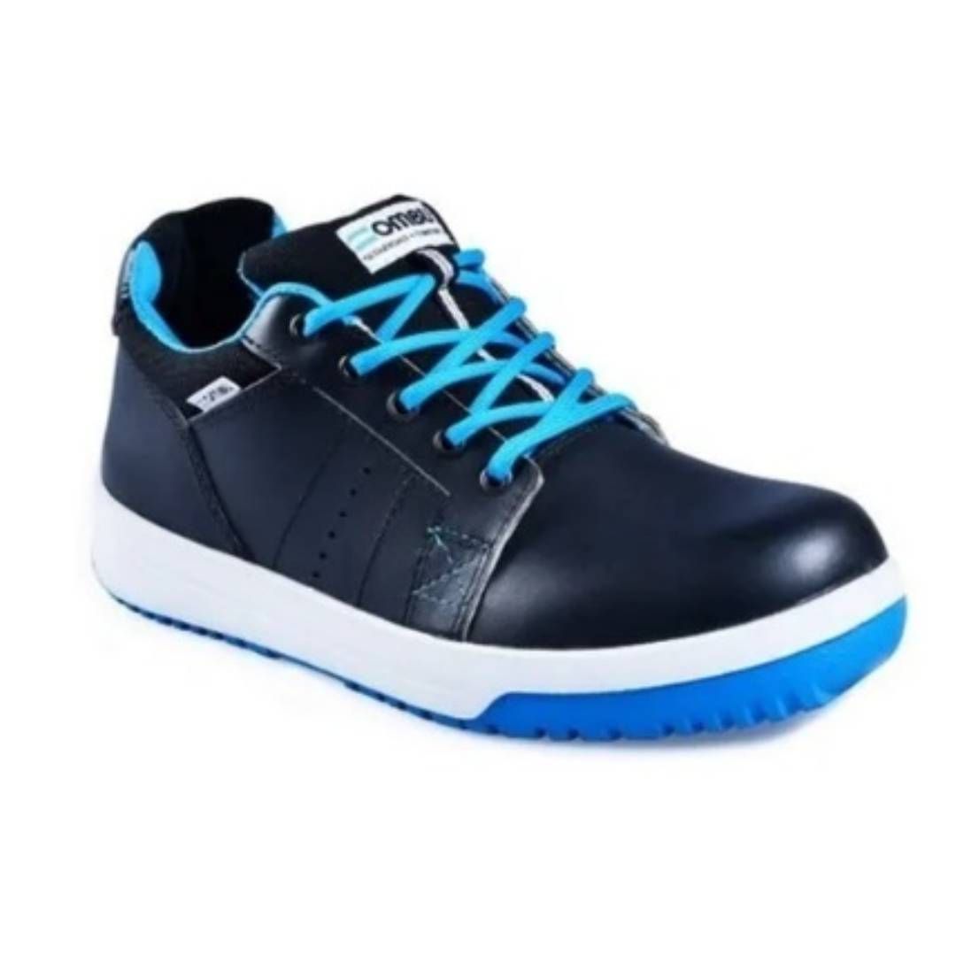 Un par de zapatos de seguridad negros y azules con cordones azules.