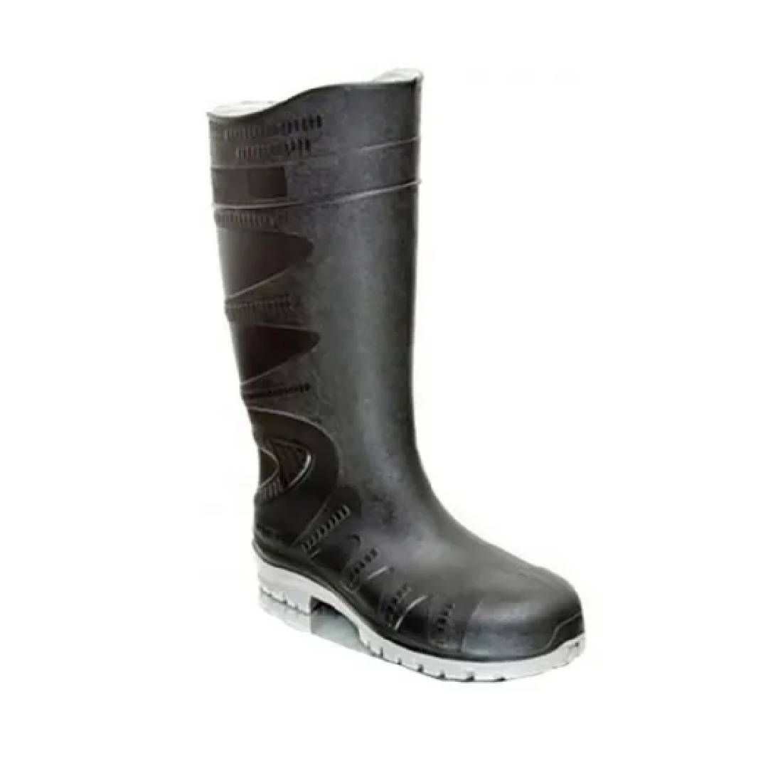 Un par de botas de lluvia negras con suela blanca sobre fondo blanco.