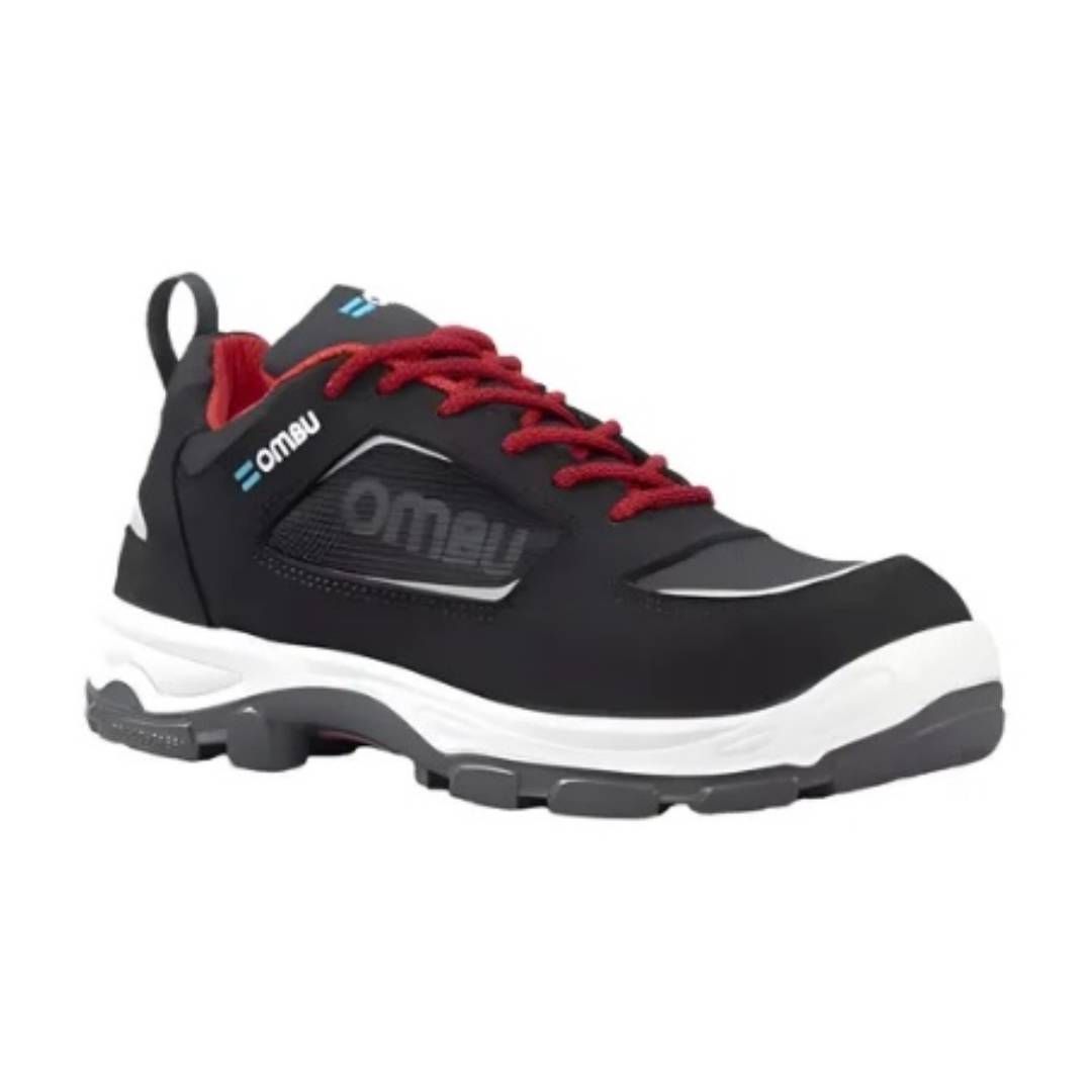 Un par de zapatos de seguridad negros y rojos con la palabra ombú en el lateral.