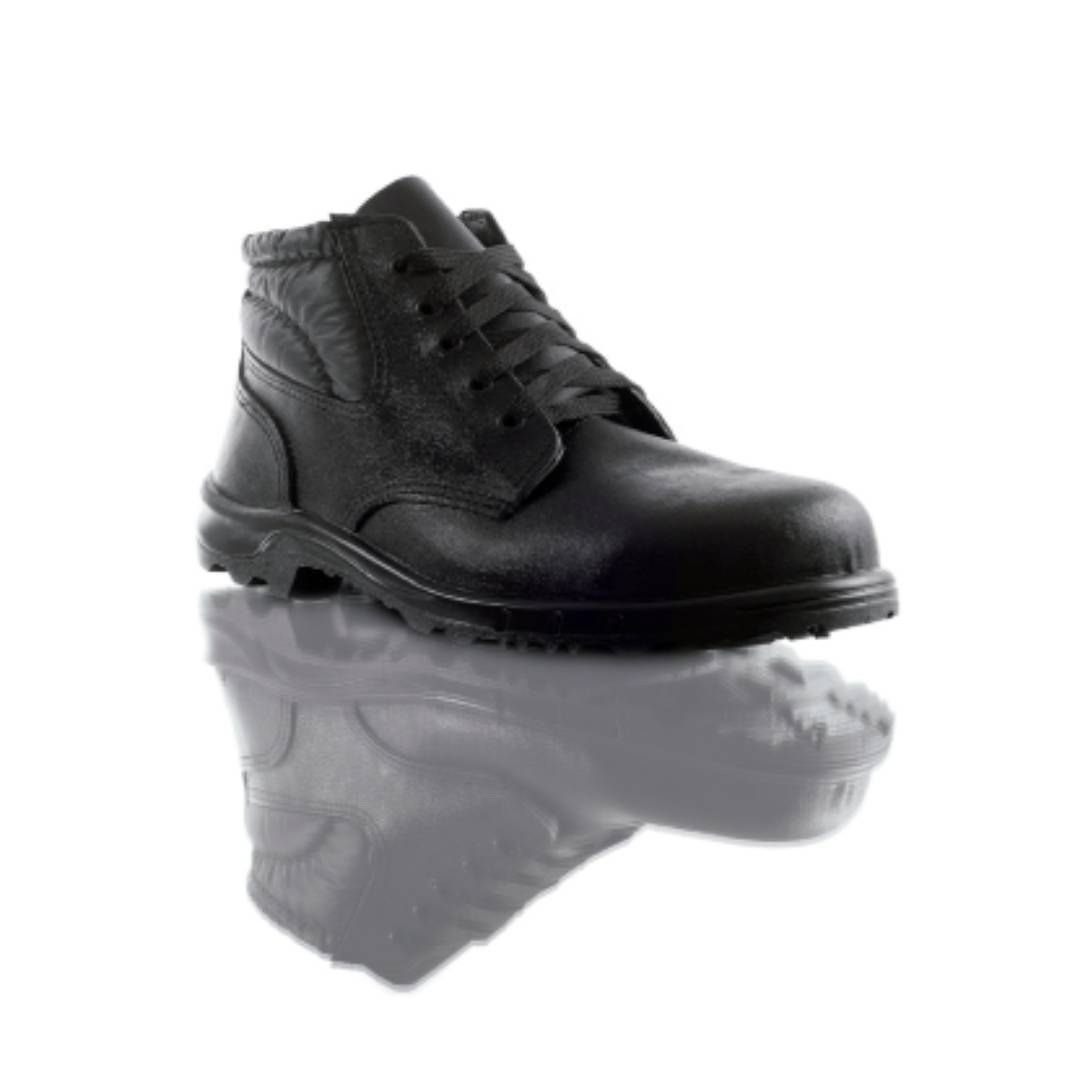 Un par de botas de seguridad negras están sobre una superficie blanca.