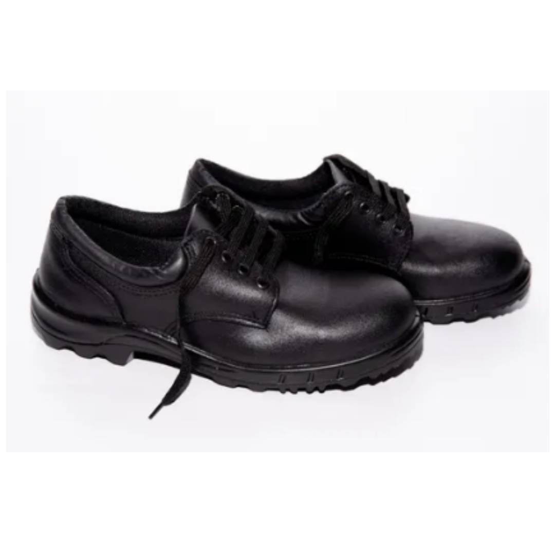 Un par de zapatos de cuero negro sobre un fondo blanco.