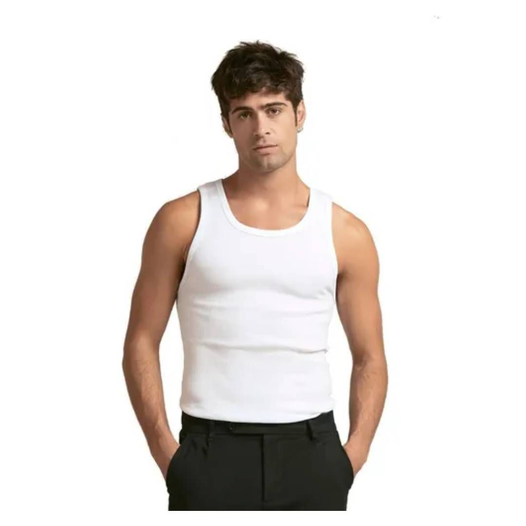 Un hombre lleva una camiseta blanca sin mangas y pantalones negros.