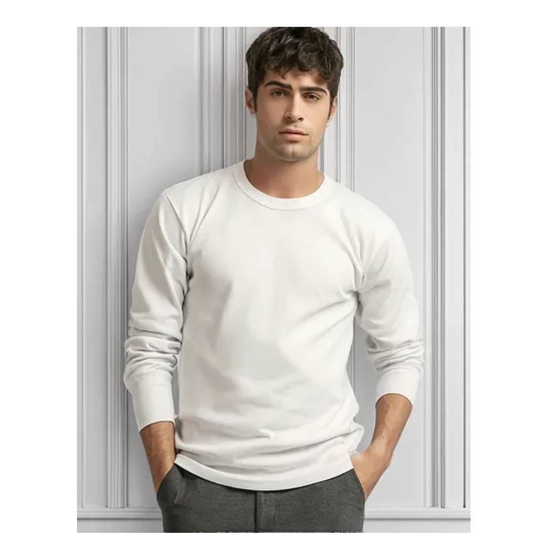 Un hombre lleva una camiseta blanca de manga larga.