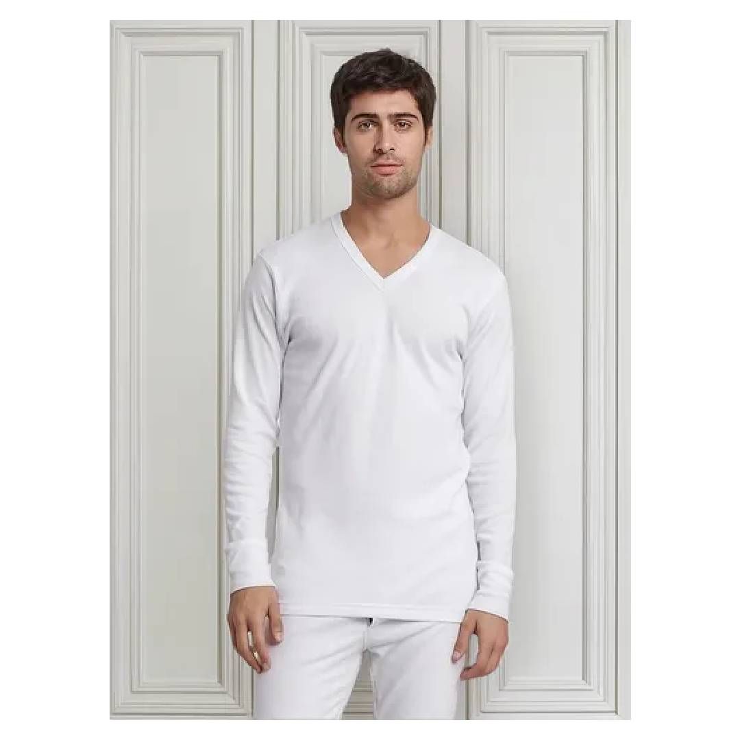 Un hombre lleva una camiseta blanca con cuello en V y pantalones blancos.