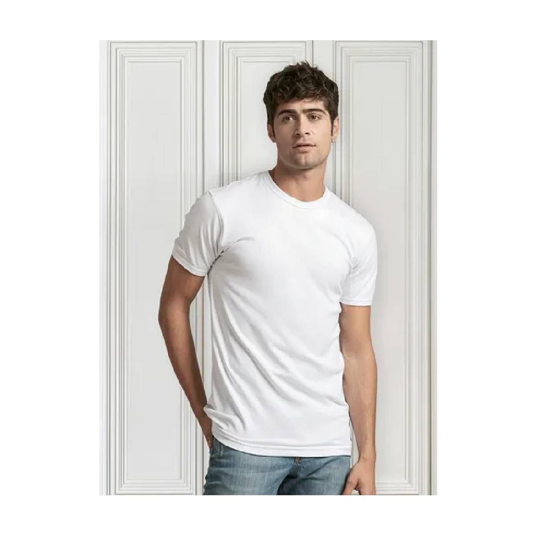 Un hombre lleva una camiseta blanca y pantalones vaqueros.