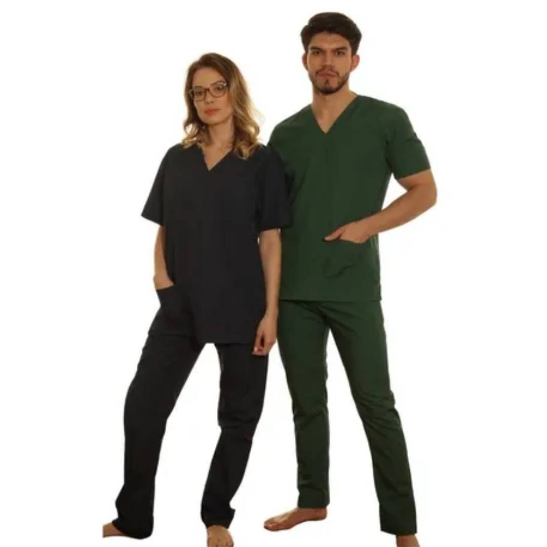Un hombre y una mujer de pie uno al lado del otro vistiendo uniformes médicos.
