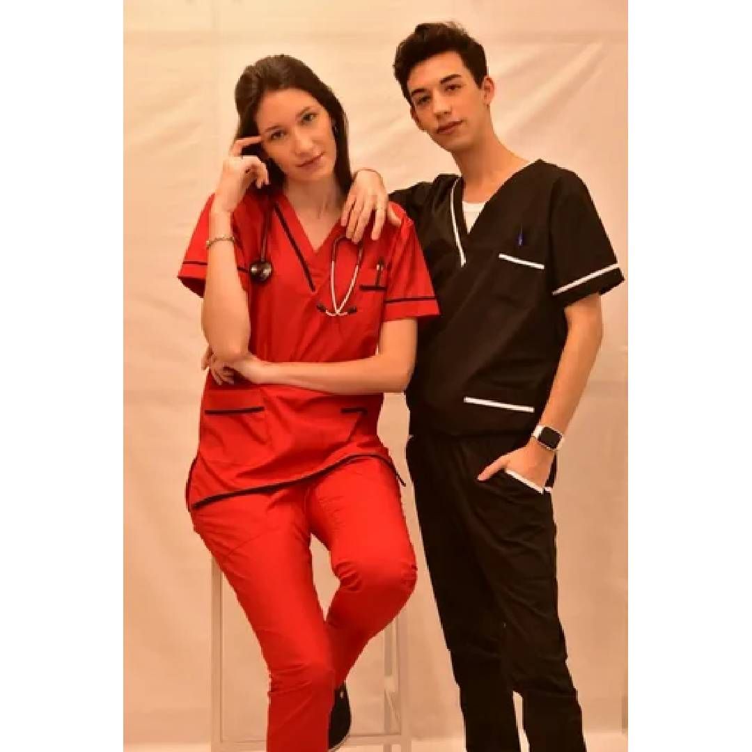 Un hombre y una mujer vestidos con uniformes médicos posan para una fotografía.