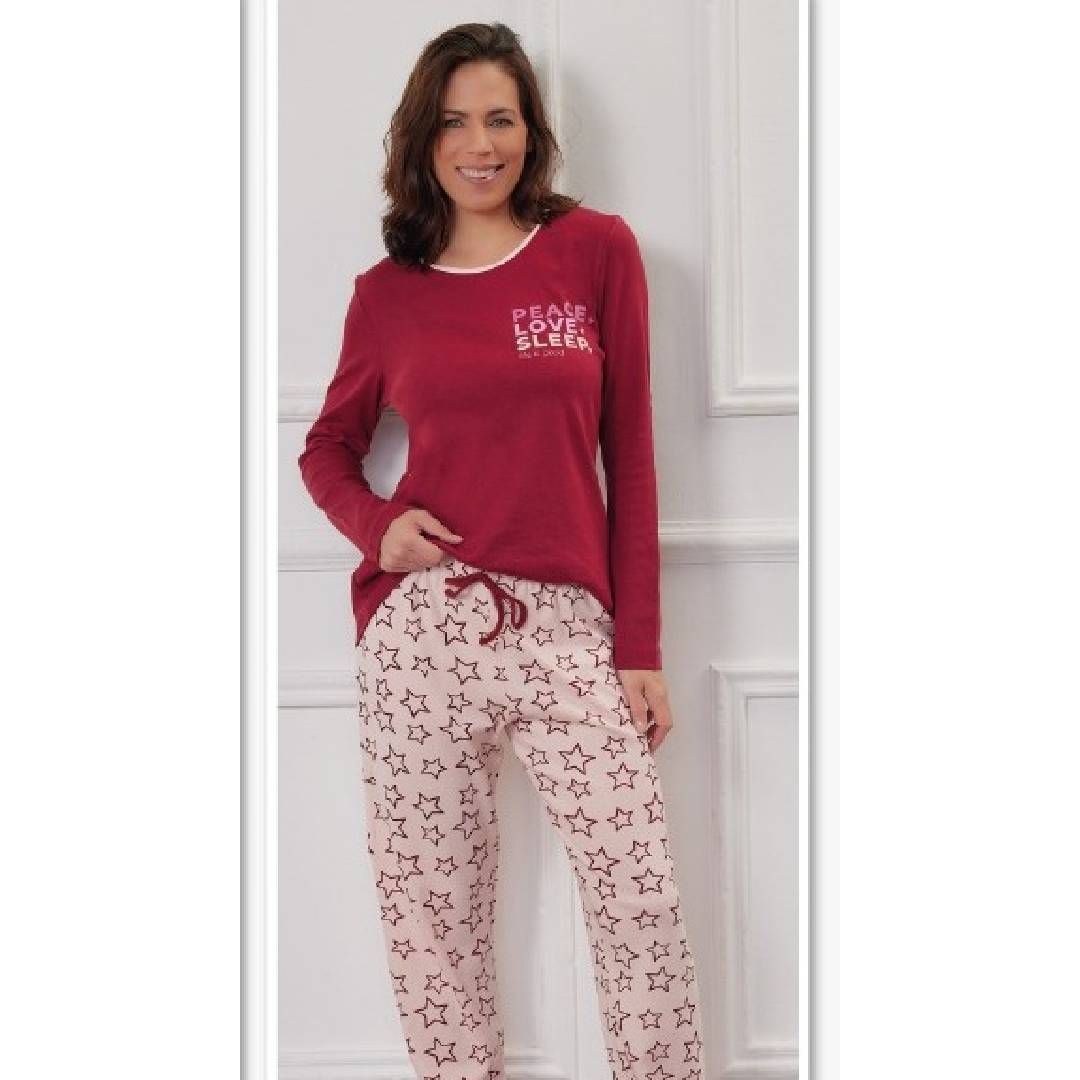 Una mujer que lleva una camisa roja y pantalones blancos con estrellas.