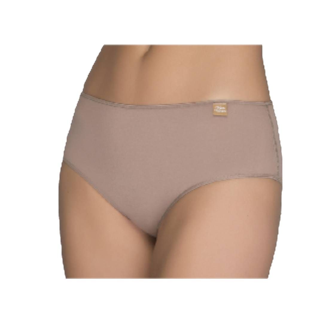 Una mujer lleva un par de ropa interior marrón.