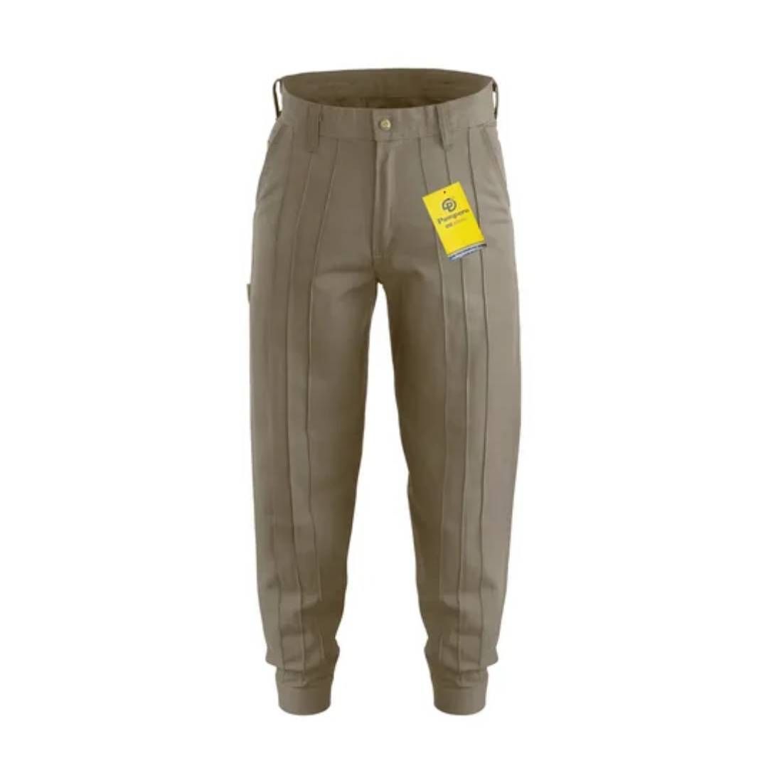 Un par de pantalones color caqui con una etiqueta amarilla.