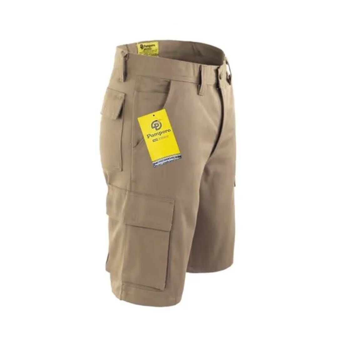 Un par de pantalones cortos de color caqui con una etiqueta amarilla.