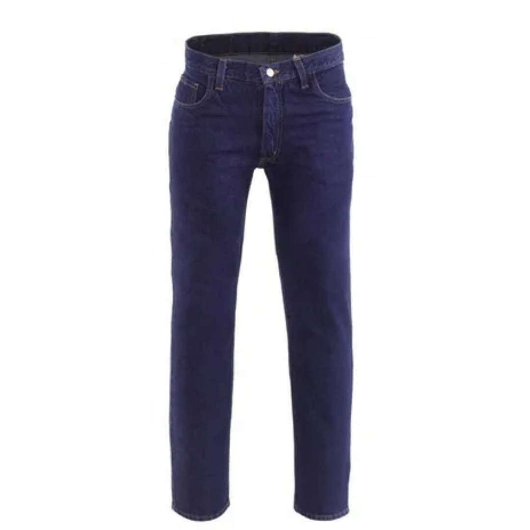 Un par de jeans azules sobre un fondo blanco