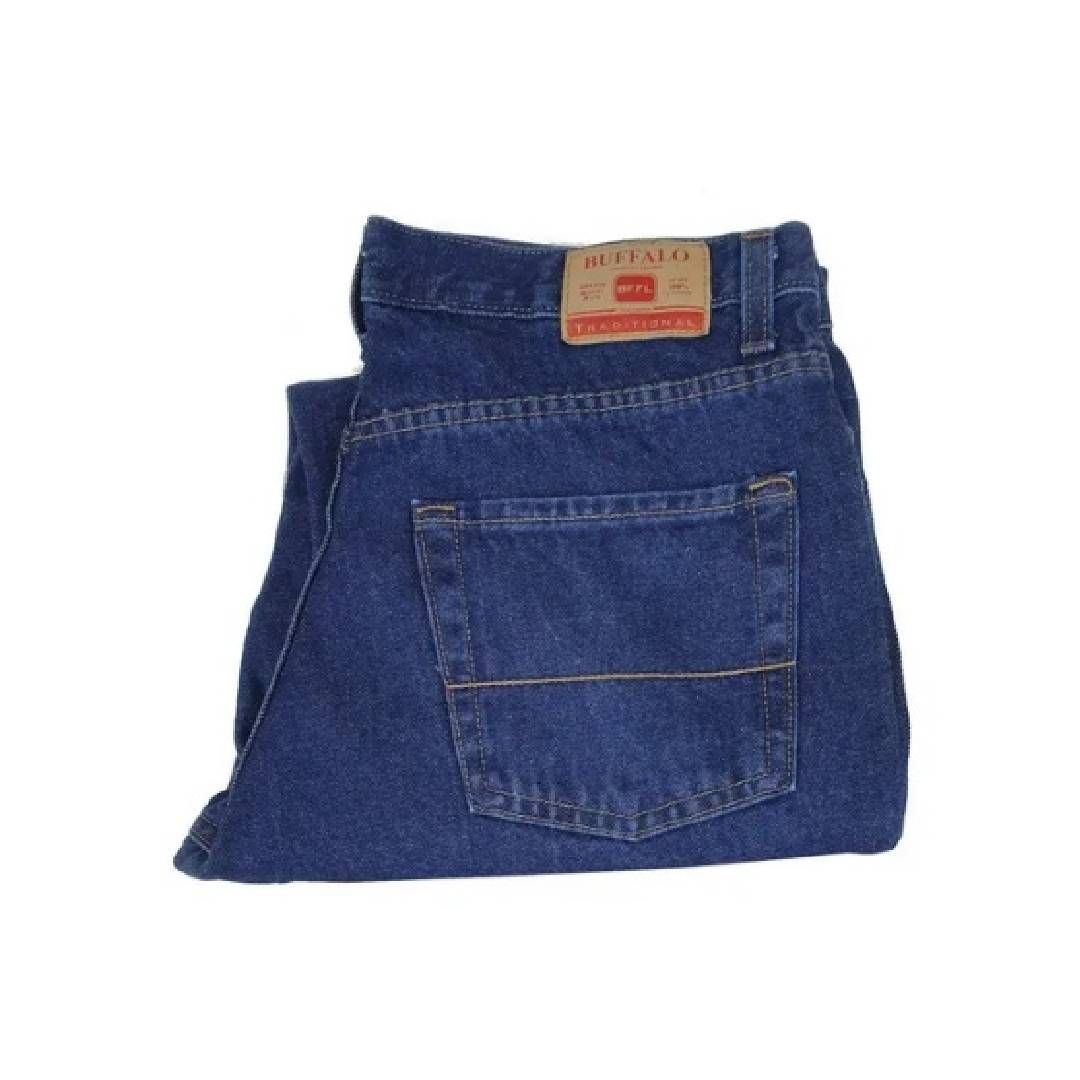 Un par de jeans azules sobre un fondo blanco