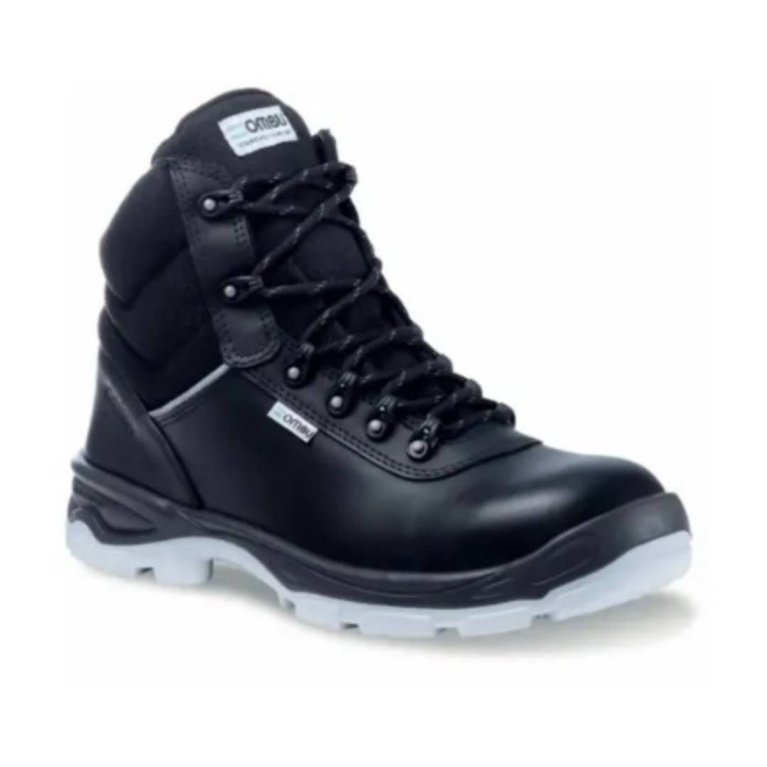 Un par de botas de seguridad negras con suelas blancas sobre un fondo blanco.