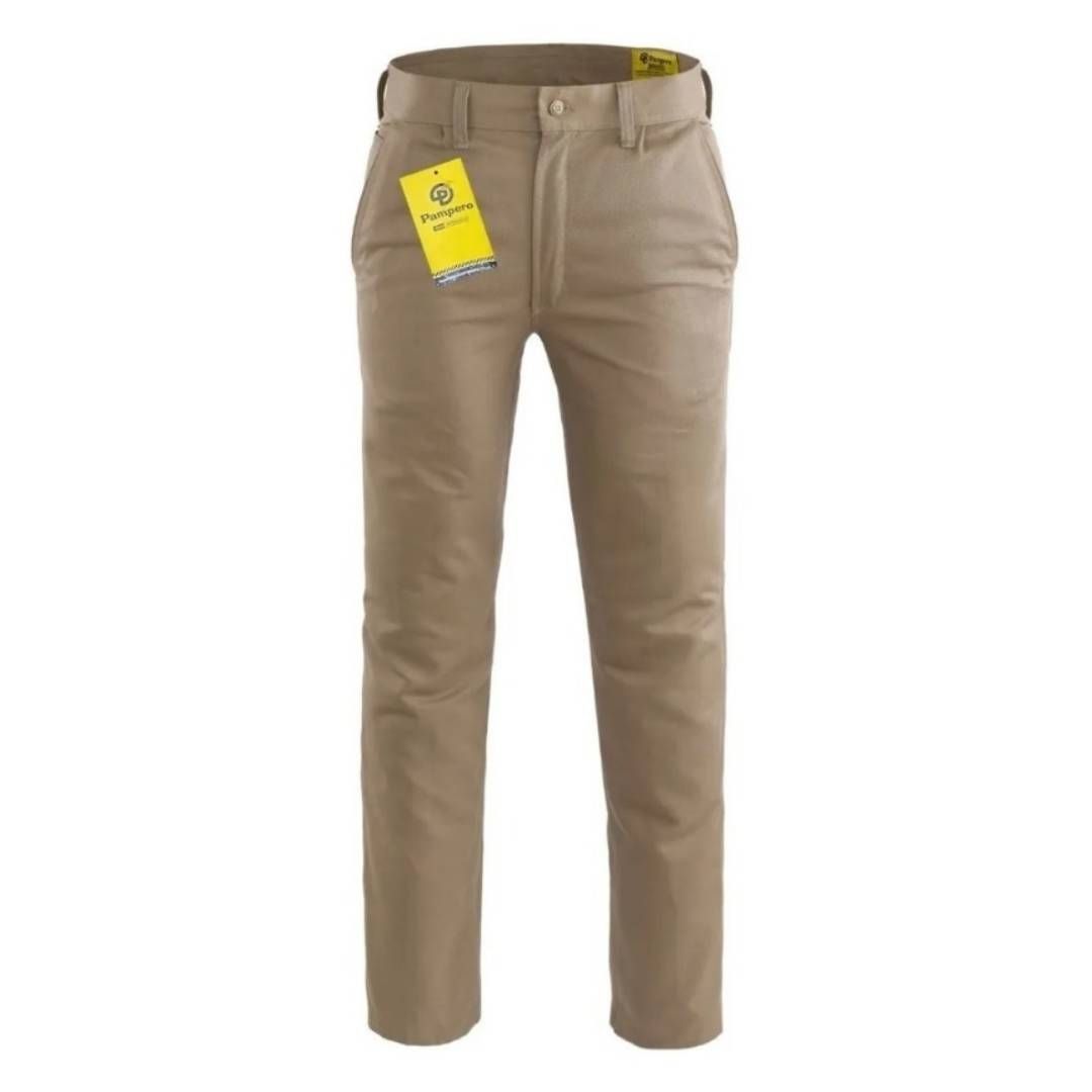 Un par de pantalones color caqui con una etiqueta amarilla.