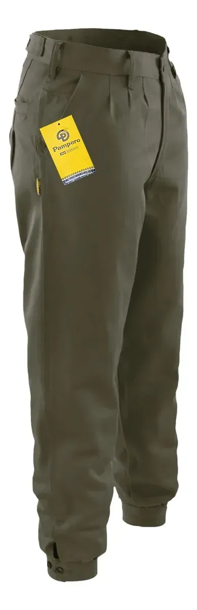 Un par de pantalones color caqui con una etiqueta amarilla en el costado.