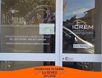 vetrina dell'agenzia funebre