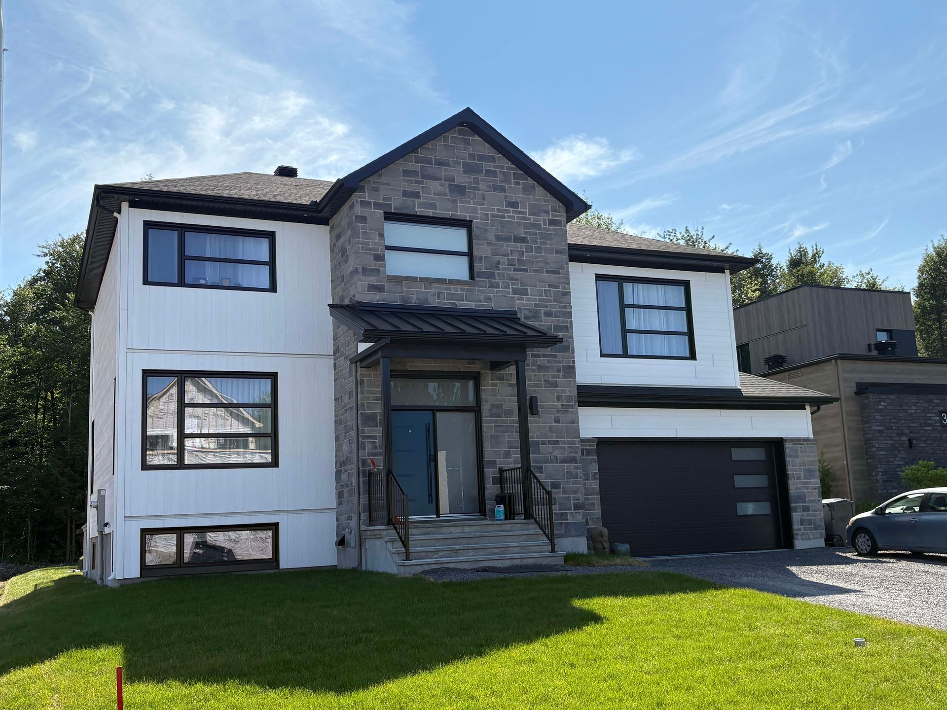 Une grande maison avec une voiture garée devant