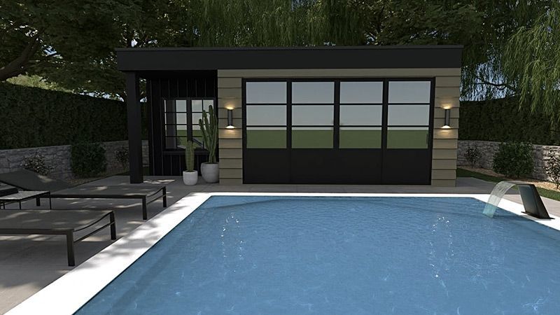 Une grande piscine avec une maison en arrière-plan.