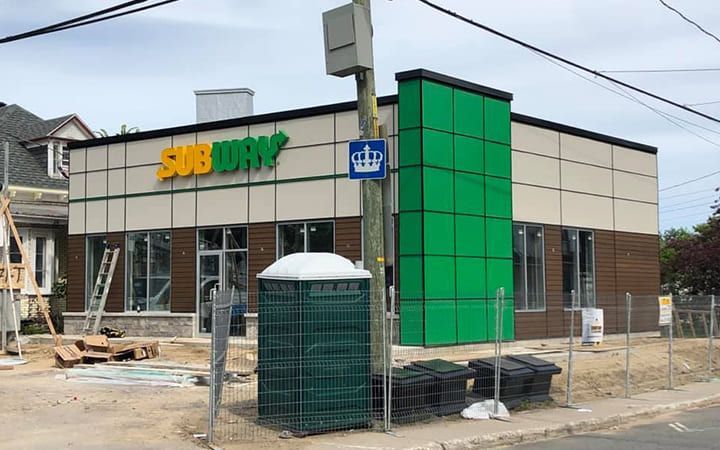 Un restaurant Subway est en construction au coin d'une rue.