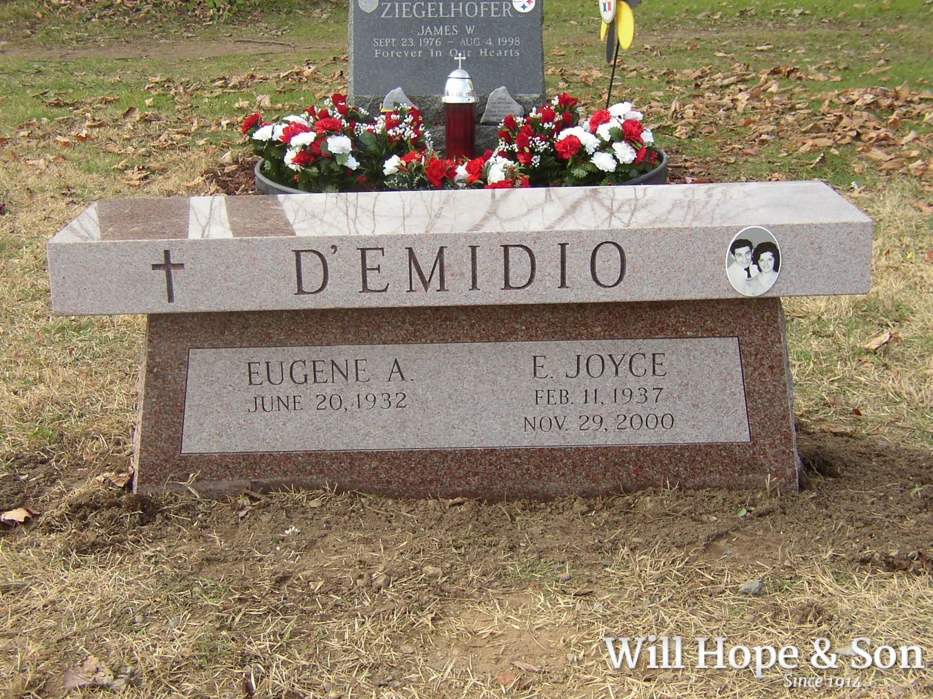 A grave with the name d'emidio on it