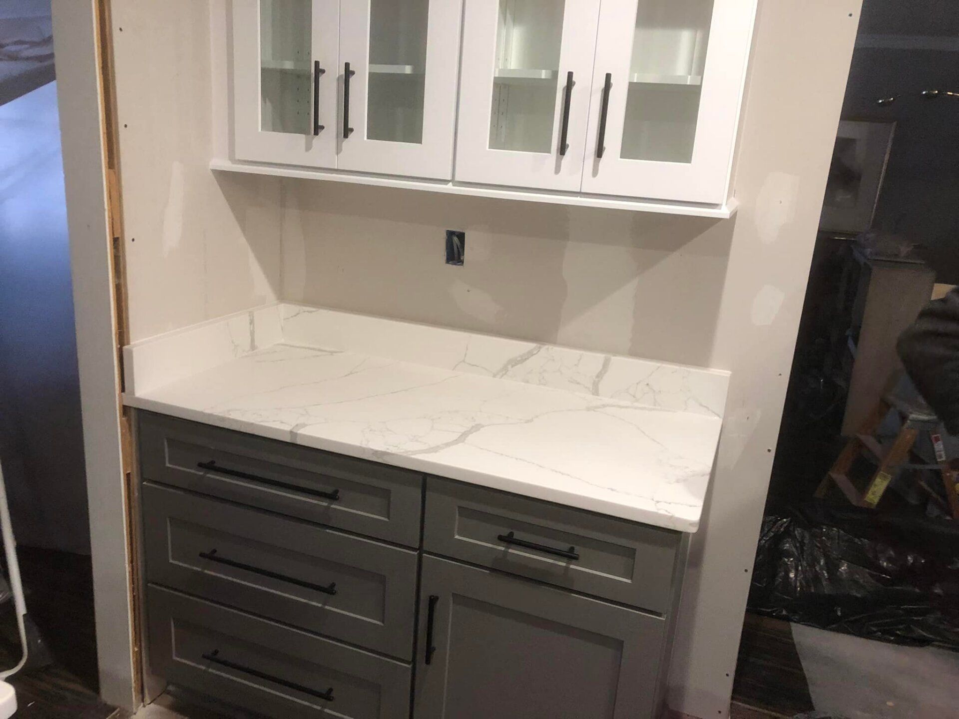 A picture of white quartz kitchen countertop in Bloomfield Hills, Michigan installed by L&E Marble and Granite