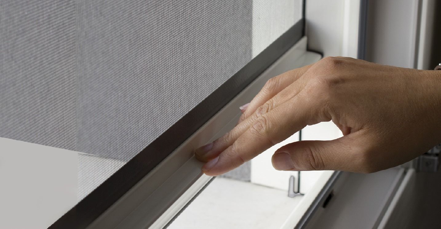 Una persona sta premendo un pulsante su una porta a soffietto.