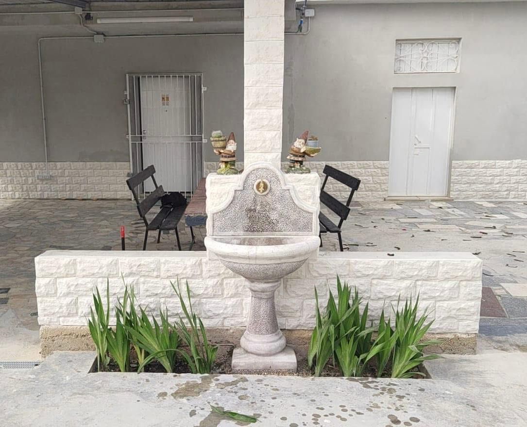 Un muro di mattoni con un lavandino al centro