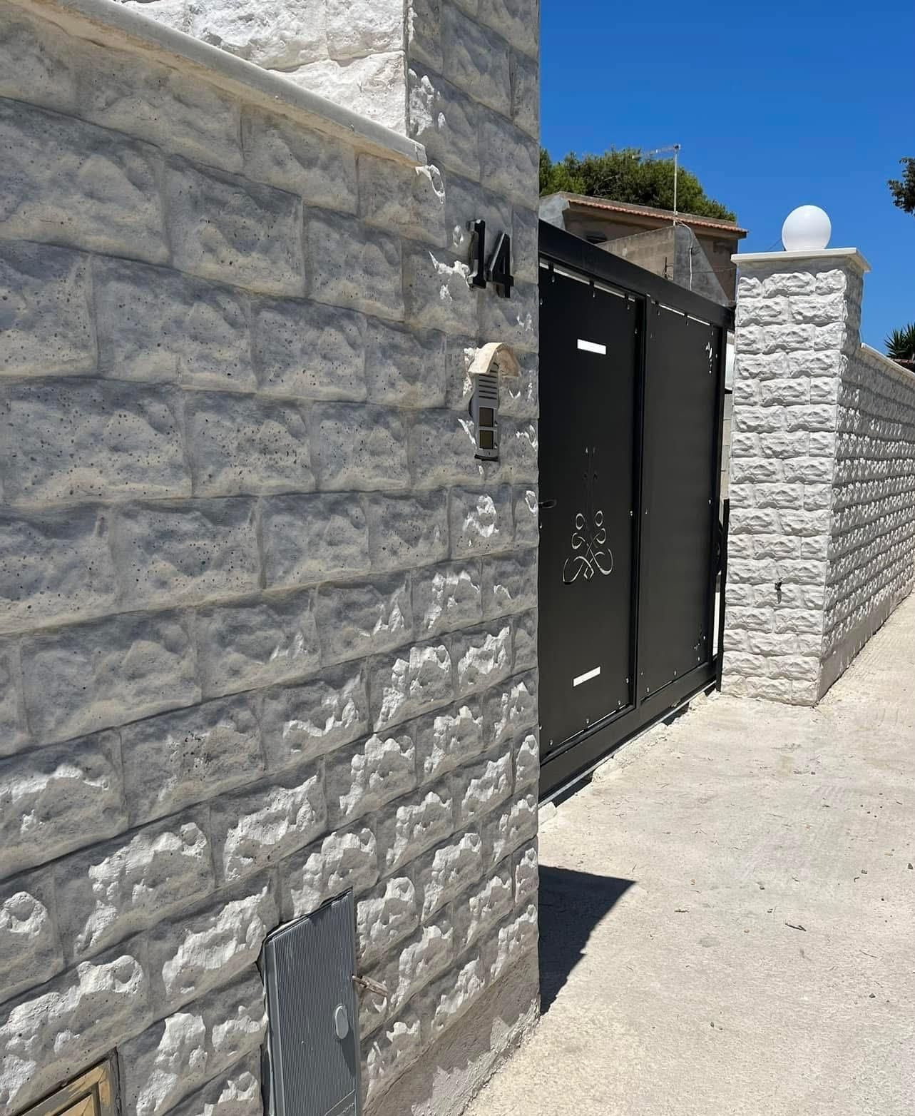 Un muro di mattoni con il numero 14 sopra