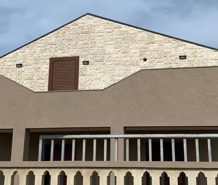 Un edificio con un balcone sul lato