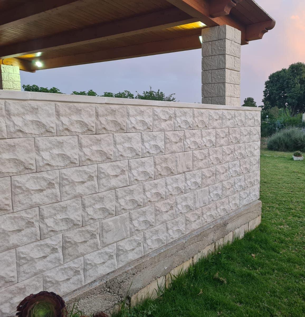 Un muro di mattoni con un tetto di legno sullo sfondo