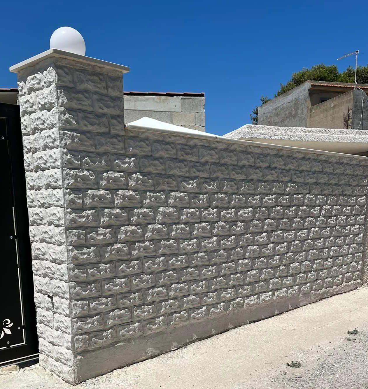 Un muro di mattoni con una luce sopra