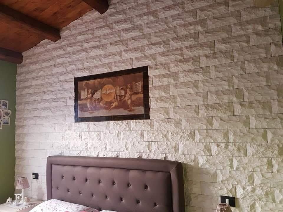 Una camera da letto con un letto e un quadro sul muro