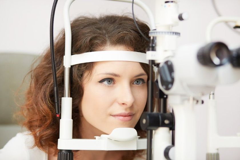 Ragazza che fa visita oculistica