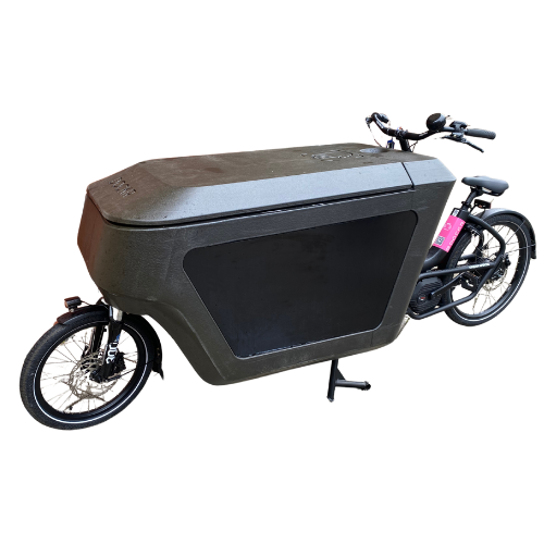 Een zwarte bakfiets met een grote bak achterop.