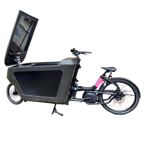 Een zwarte bakfiets met open kap op een witte achtergrond.
