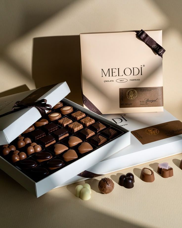 Een doos melodi-chocolaatjes staat op een tafel.